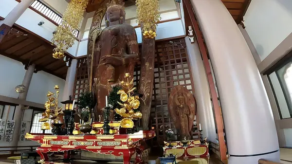 Nishiazabu, Minato-ku, Tokyo, Japonya 'da bulunan Soto mezhebinin Eiheiheiji Tapınağı' ndan Tokyo Betsuin. Kannon Salonu, Azabu Büyük Avalokitesvara Bodhisattva olarak bilinen on bir yüzlü Avalokitesvara Bodhisattva 'ya adanmıştır..