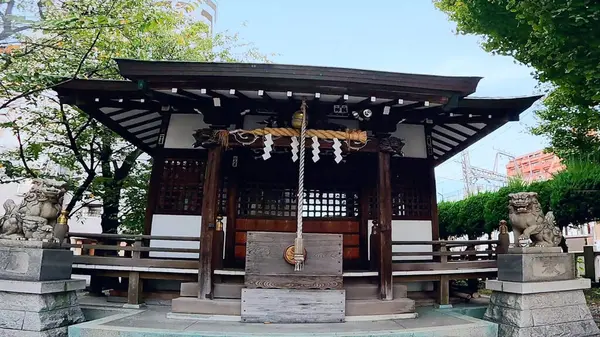 Tateishi Suwa Tapınağı, Katsushika-ku, Tokyo, Japonya Anormal trenleri, tren raylarına yakın olduğu için türbe alanından kaçarken görülebilir. Keisei Tateishi İstasyonu 'ndan 1 dakikalık yürüyüş mesafesinde.