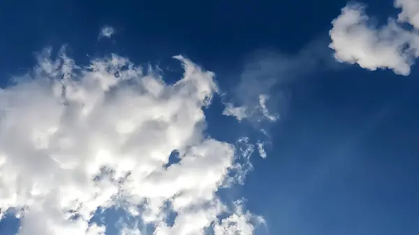 Kıtır bahar sabahı mavi gökyüzü. Bahar gökyüzü. Canlı gökyüzü mavisi