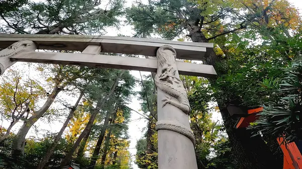 Mabashi Inari Tapınağı, Asagayaminami, Suginami-ku, Tokyo, Japonya 'da bir türbe. Bu tapınağın Kamakura döneminin sonunda kurulduğu söylenir.).