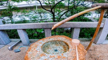 Ginsekai Inari Tapınağı, Shinjuku Park Kulesi, Nishi-Shinjuku, Shinjuku-ku, Tokyo, Japonya 'nın köşesinde bulunan bir tapınaktır. Tüm bu bölge, Edo zamanında belli bir feodal lordun eviydi. https://youtu.be/pLcNyKUYbqM