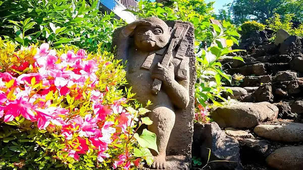 Uzağa bakan bir maymunun taş heykeli Kitamachi Sengen Tapınağı, Kitamachi, Nerima Ward, Tokyo 'da bir türbe, JapanFuji tapınağı Edo Dönemi boyunca insanlar arasında yayıldı. Fuji seni korur.