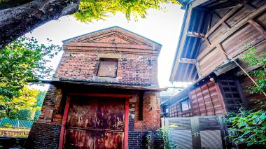 Tuğla deposu, Tsukuda, Sumiyoshi Shrine 'in eski Mikoshi deposu. Sumiyoshi Tapınağı, Tsukuda, Chuo-ku, Tokyo, Japonya' da bir tapınak.