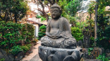 Stone Buddha in Shinkoin Temple Precincts.Jodo sect ShinkoinA Jodo sect temple in Minato Ward, Tokyo. It prospered as a separate temple of Zojoji Temple.It was opened in 1393 (Meitoku 4th year) by Seiso.