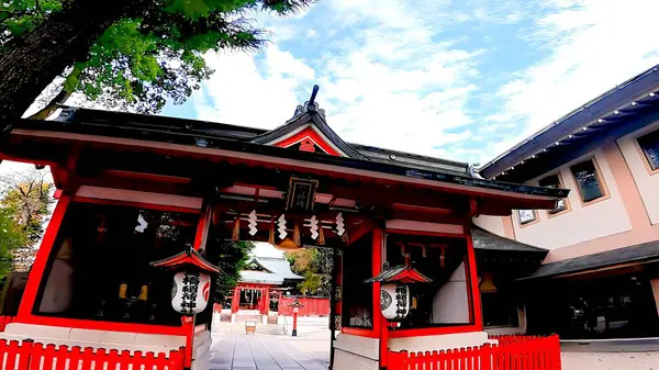 Mabashi Inari Tapınağı, Minami Asagaya, Suginami Ward, Tokyo, Japonya 'da bir türbe. Bu tapınağın Kamakura döneminin sonunda (700 yıl önce) kurulduğu söyleniyor.