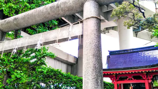 Kabuto Shrine in Nihonbashi Kabutocho, a shrine right under the expressway