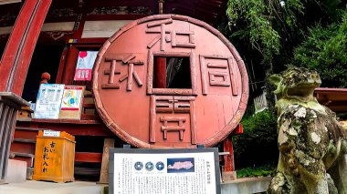 Hijiri 'deki Wadokaichin sikkeleri anıtı. Japonya' daki en eski para birimi, Wadokaichin. 708 yılında, İmparatorluk Sarayı 'nda bir çift erkek ve kadın wado tırpanı taşıyan bir elçi vardı ve Wado madeninin önünde İwaiyama' da bir kutlama düzenlendi.