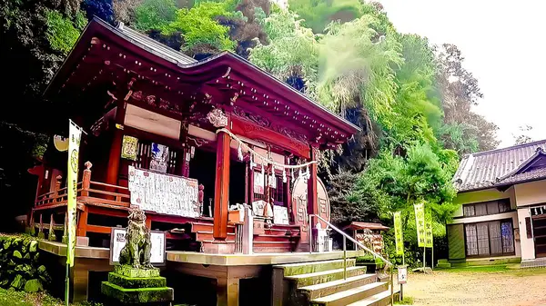 Japonya 'daki en eski para birimi, Wadokaichin. 708 'de, İmparatorluk Sarayı' nda bir çift erkek ve kadın wado tırpanı taşıyan bir elçi vardı ve Wado madeninin önünde, kutsal bir ağacın bulunduğu İwaiyama 'da bir kutlama düzenlendi. 
