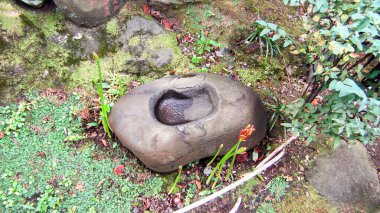 Yanagimori Tapınağı, Kanda Sudacho, Chiyoda Ward, TokyoKeishoin 'de bir türbe, halktan biri olarak doğdu ama beşinci Shogun, Tsunayoshi' nin annesi oldu. Tapınak Otanuki-sama 'ya adanmıştır. 