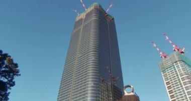 Nishikubo Hachiman Tapınağı: Yüksek binalarla ahşap mimari arasındaki bir işbirliği. Tapınağı 1004-1012 yılları arasında Minamoto no Yorinobu 'nun (Tada Mitsunaka' nın üçüncü oğlu) kurduğu söylenir (1004-1012).) 