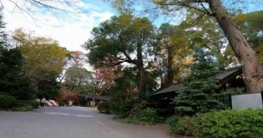 Asagaya Shinmei Tapınağı, Chozuya 'ya (arıtma çeşmesi) yaklaşımından itibaren. Asagaya Kita, Suginami Ward, Tokyo' da bulunan bir türbe. Doğuya yaptığı seferden dönerken İmparator Yamato Takeru Asagaya 'da dinlendi ve daha sonra Asagaya' da dinlendi.