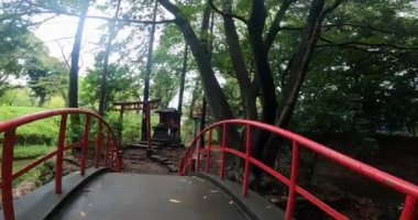 Kırmızı köprüyü geçip Itsukushima Shrine. Kitain Tapınağı Kosenba-cho, Kawagoe City, Saitama Bölgesi, Japonya