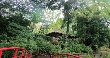 Itsukushima Tapınağı 'nı Kita-in topraklarına bırak. Kızıl Köprü 'yü geç. Kosenba-cho' daki Kitain Tapınağı, Kawagoe Şehri, Saitama Bölgesi, Japonya