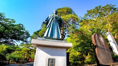Takahata Fudoson Tapınağı, Takahata, Hino Şehri, Tokya antik belgelere göre, Taiho döneminden (701) önce ya da Nara döneminde Gyoki Bodhisattva tarafından kurulmuş, fakat Heian döneminin başlarında 1100 yıl önce başlamış.,