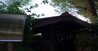 Jomon döneminden beri Suginami Ward, Tokyo, JapanIgusa Hachiman Tapınağı 'nda bir türbe olan Igusa Hachiman Tapınağı' na tapıldığı ve Heian döneminin sonunda bir türbe dönüştüğü söylenir (794-1185).).