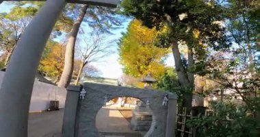 Torii kapısının yanındaki taş kapıdan geçen Ogikubo Hachiman Tapınağı. Bu tapınağın Kamiogi, Suginami Ward, Tokyo 'da olduğu söyleniyor. Kanpei döneminde kurulduğu söyleniyor (889-898).).