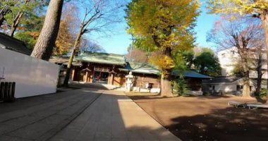 Ogikubo Hachiman Tapınağı Dağ Kapısı 'na doğru ilerliyor. Bu tapınağın Kamiogi, Suginami Ward, Tokyo' da olduğu söyleniyor. Kanpei döneminde kurulduğu söyleniyor (889-898).).