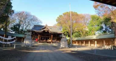 Ogikubo Hachiman Tapınağı ibadethaneye doğru gidiyor. Bu tapınağın Kamiogi, Suginami Ward, Tokyo 'da olduğu söyleniyor. Kanpei döneminde kurulduğu söyleniyor (889-898).).