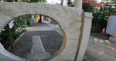 Ogikubo Hachiman Tapınağı, dönüş yolunda taş kapıdan geçiyor ve torii kapısına bakıyor. Bu tapınağın Kamiogi, Suginami Ward, Tokyo 'da olduğu söyleniyor. Kanpei döneminde kurulduğu söyleniyor (889-898)).