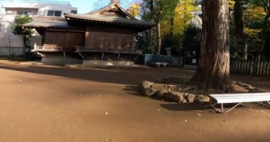 Ogikubo Hachiman Tapınağı Kagura Salonuna doğru ilerliyor. Bu tapınağın Kamiogi, Suginami Ward, Tokyo 'da olduğu söyleniyor. Kanpei döneminde kurulduğu söyleniyor (889-898).).