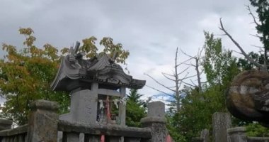 Mitsumine Tapınağı, iç tapınağın tepesinden manzara, puslu dağ tepeleri ve küçük bir tapınak. Mitsumine Tapınağı, Mitsumine, Chichibu, Saitama Bölgesi, JapanMitsumine Tapınağı 'nın uzun bir tarihi var.