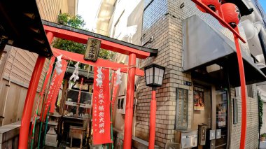 Junko Inari Tapınağı, Kayabacho, Nihonbashi, Chuo Ward, Tokyo. Kamejima-cho 'da yer almaktadır. Başlangıçta, Tokugawa klanı ülkeye girdikten sonra, Chiyoda Inari 'nin şube ruhunu kasaba yargıcına davet etti. 