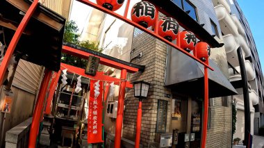 Junko Inari Tapınağı, Kayabacho, Nihonbashi, Chuo Ward, Tokyo. Kamejima-cho 'da yer almaktadır. Başlangıçta, Tokugawa klanı ülkeye girdikten sonra, Chiyoda Inari 'nin şube ruhunu kasaba yargıcına davet etti. 