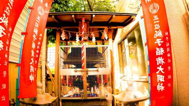 Junko Inari Tapınağı, Kayabacho, Nihonbashi, Chuo Ward, Tokyo. Kamejima-cho 'da yer almaktadır. Başlangıçta, Tokugawa klanı ülkeye girdikten sonra, Chiyoda Inari 'nin şube ruhunu kasaba yargıcına davet etti. 