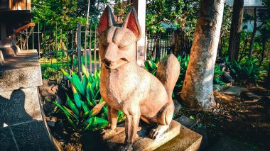 Eidai, Koto-ku, Tokyo 'da bir türbe olan Kibun Inari Tapınağı' ndaki Koma Fox. Edo döneminin zengin tüccarı Kinokuniya Bunzaemon, Kyoto 'daki Fushimi Inari Tapınağı' ndan İmparatorluk Mührü 'nü aldı ve burada kutsadı..