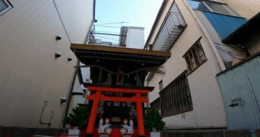 Jimamori Inari Tapınağı, Higashiueno 'da bir türbe, Taito-ku, Tokyo, Japonya Shitaya Tapınağı' nın arkasındaki küçük Inari tapınağı. Yerel halk tarafından korunuyor.