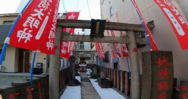 Jimamori Inari Tapınağı, Higashiueno 'da bir türbe, Taito-ku, Tokyo, Japonya Shitaya Tapınağı' nın arkasındaki küçük Inari tapınağı. Yerel halk tarafından korunuyor.