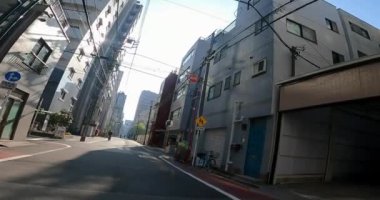 Asakusa 'nın sabah sokaklarından küçük bir Inari türbesine gidiyorum.