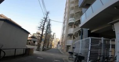 Asakusya 'nın arka sokaklarından tapınağa giriliyor. Asakusa, Taito Ward, Tokyo' daki Sensoji Tapınağı 'nın yanındaki Hikan Inari Tapınağı Asakusa kasabasının itfaiye şefi Shinmon Tatsugoro tarafından inşa edilmiş.