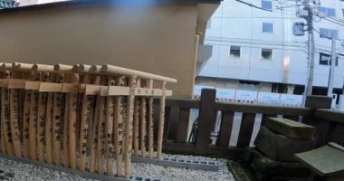 Bağışlanan küçük bir torii kapısı. Hikan Inari Tapınağı Asakusa, Taito Ward, Tokyo 'daki Sensoji Tapınağı' nın yanında yer alan bir türbe. Hikan Inari Tapınağı, Asakusa itfaiye Tugayı başkanı Shinmon Tatsugoro tarafından inşa edildi.