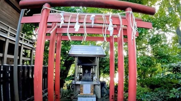 Senzokuike Parkı 'ndaki tapınak: Senzokuike Hachiman-gu' daki Inari Tapınağı