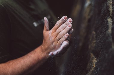 Kaya tırmanışından önce tebeşirle dağcının elini kapat