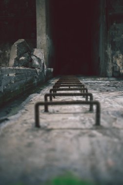 Üzerinde grafiti olan terk edilmiş bir fabrikanın metal merdivenleri.