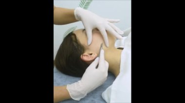 Bir estetik ve güzellik merkezinde bir güzellik uzmanı tarafından vücudun bakımı ve sağlığı için bir neşterle yapılan cilt bakımı tekniğiyle.