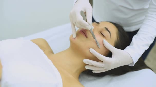 Leczenie Skóry Techniką Dermaplaningu Wykonaną Skalpelem Przez Kosmetyczkę Estetycznym Kosmetycznym — Wideo stockowe
