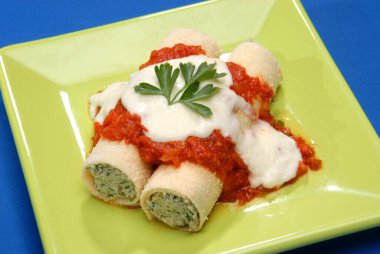 Pembe kremalı domates sosu ve pesto ile pişirilmiş bir tabak taze makarna gnocchi ravioli eriştesi ve ev yapımı sorrentino.