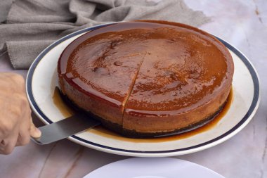 Çikolatalı ve sütlü çikolatalı tatlı ya da çikolatalı kremayla süslenmiş ters çevrilmiş kek.