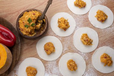 Hamurla çiğ ev yapımı börek yapma ve elleri birleştirme ve börekleri sebzelerle doldurma tavuk eti, jambon ve peynir ile doldurma ve repulgue yapma süreci. 