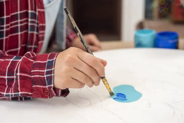 Jovem Artista Pintor Criação Pintura Seu Espaço Trabalho Com Mãos — Fotografia de Stock