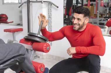 Spor salonunda sabit bisiklet halterli yetişkin bir adam. Sağlık ve spor için halterler. 