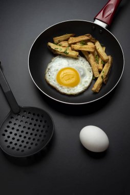 Patatesli sahanda yumurta ve maydanoz. 