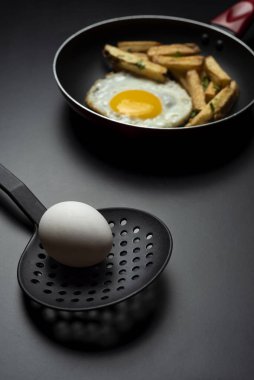 Patatesli sahanda yumurta ve maydanoz. 