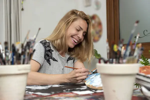 Jonge Vrouw Kunstenaar Haar Atelier Schilderen Blij Haar Optimistische Levensstijl — Stockfoto