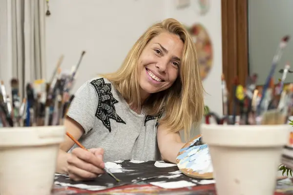 Ung Kvinna Konstnär Sin Konststudio Och Måla Glad Över Sin — Stockfoto