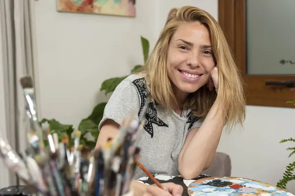 Jeune Femme Artiste Dans Son Atelier Art Peinture Heureuse Son — Photo