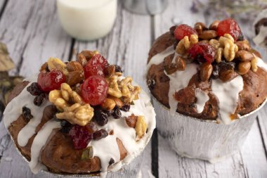 tatlı ekmek ve Noel ve bayram pudingleri fındıklı ve jöleli meyveler, bütün ve dilimlenmiş badem ve kestaneler beyaz masada. 